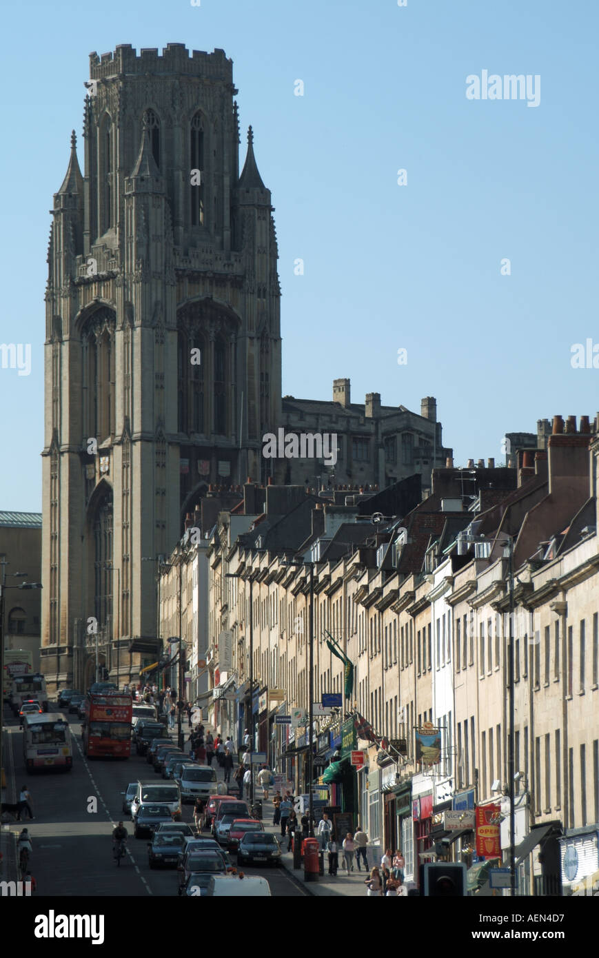 Bristol University Turm auf Anhöhe jenseits terrassenförmig angelegten Reihen von traditionellen Geschäften mit Wohnungen oben im Park Street Stockfoto