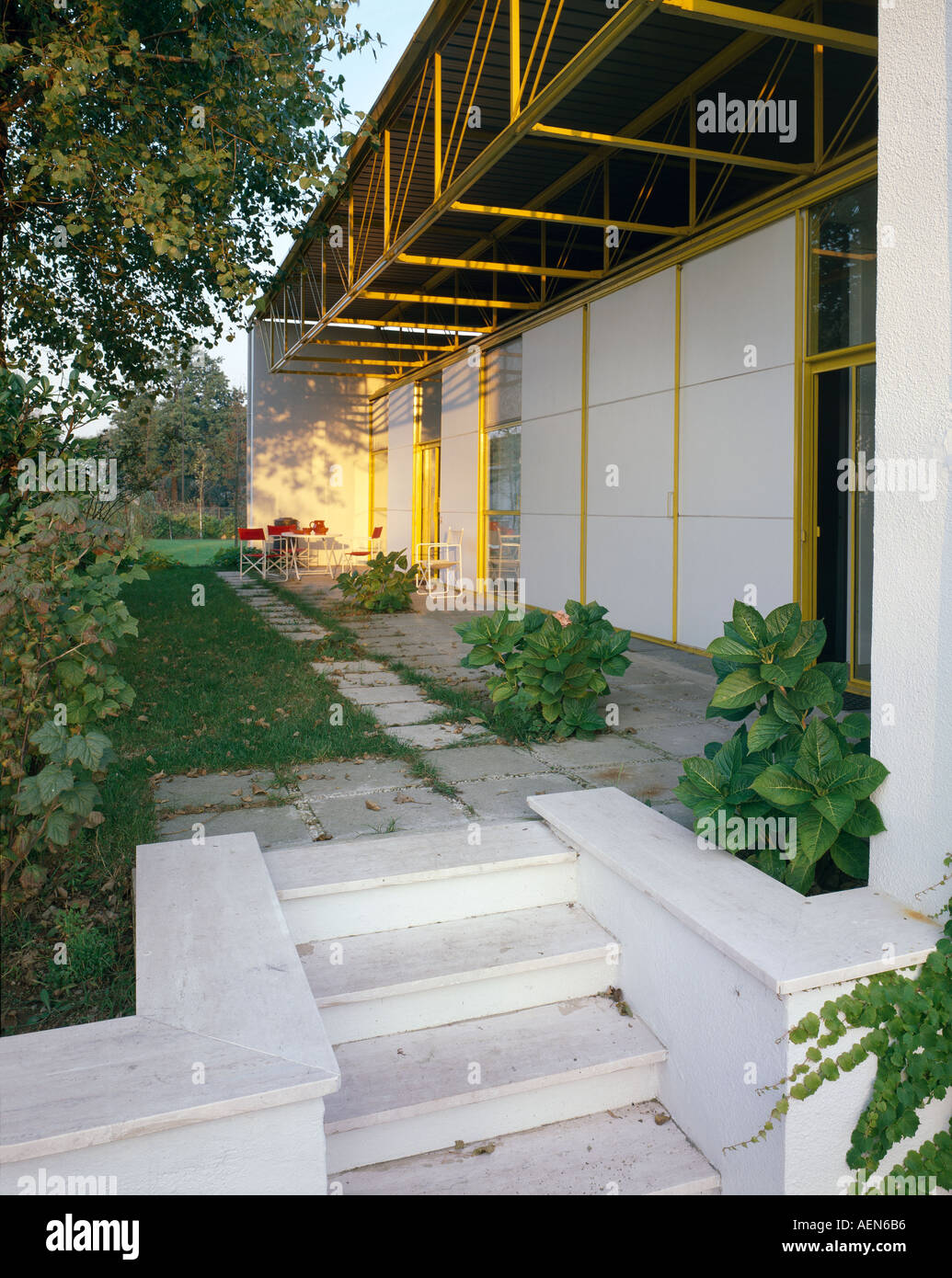 Vier Häuser in der Nähe von Mailand, Italien. Außenbereich mit Garten. Architekt: Renzo Piano und Richard Rogers Stockfoto