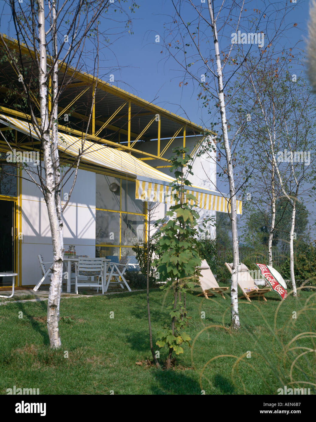 Vier Häuser in der Nähe von Mailand, Italien. Außenbereich mit Garten. Architekt: Renzo Piano und Richard Rogers Stockfoto