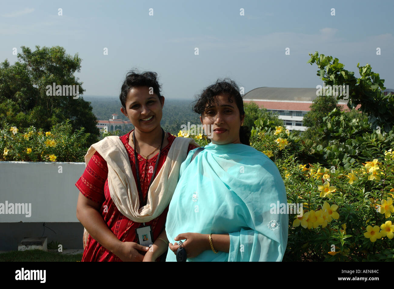 Zwei Frauen am Gewerbegebiet Technologie Technopark in Trivandrum Thiruvananthapuram Kerala Indien Reisen Stockfoto