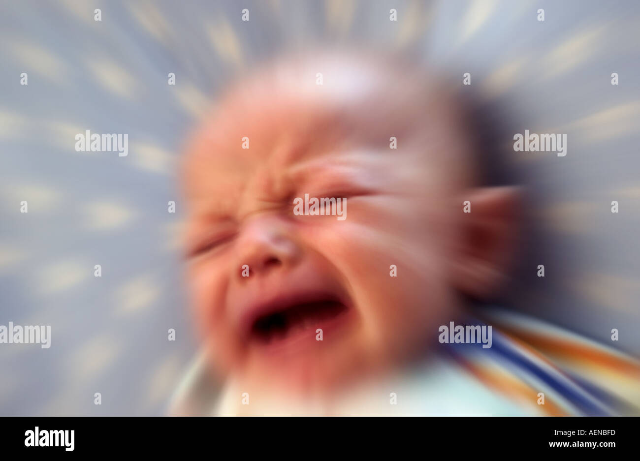 2 Monate altes Baby weint Stockfoto