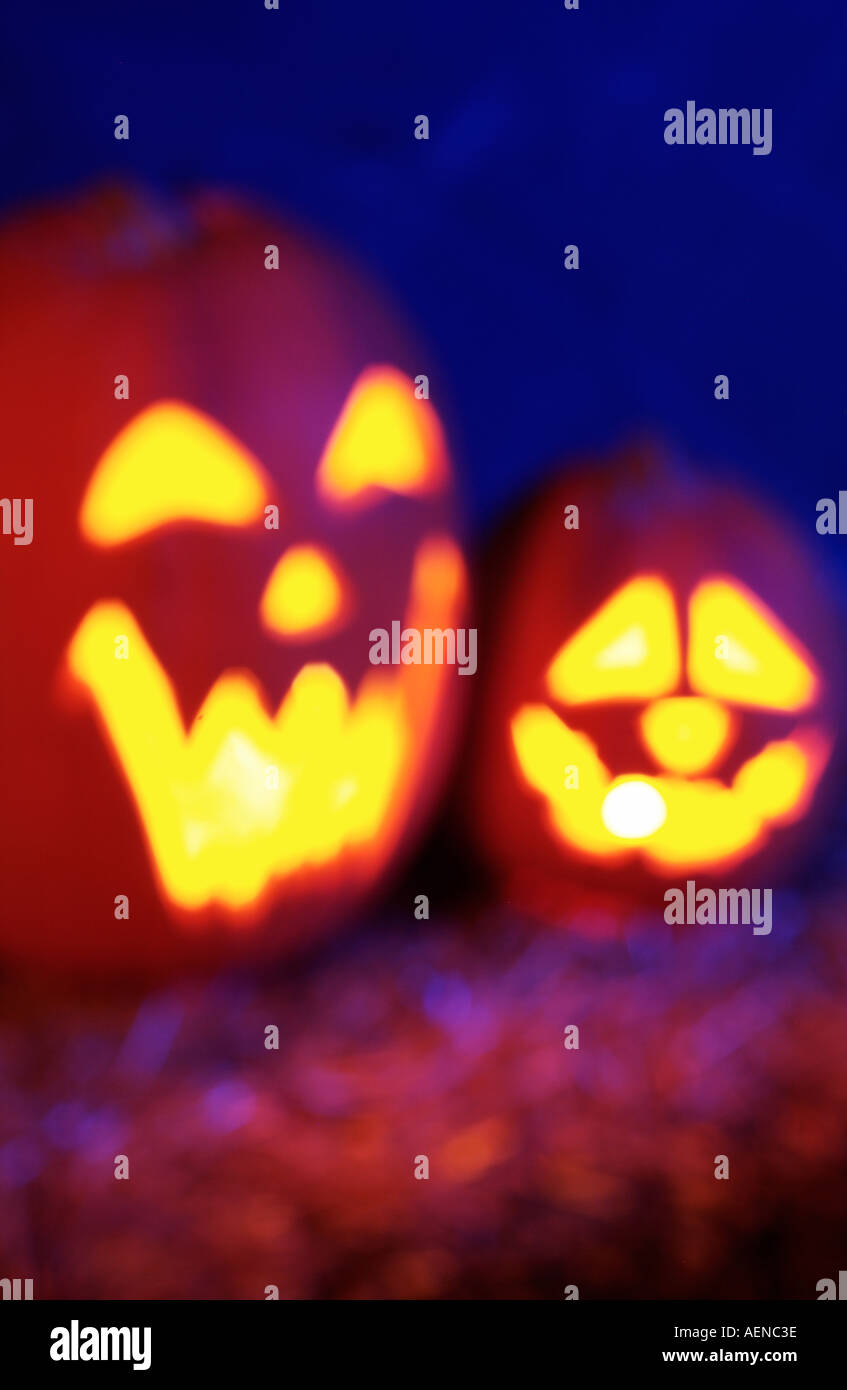 Halloween Jack O Lanterns der Hintergrund jedoch unscharf Stockfoto
