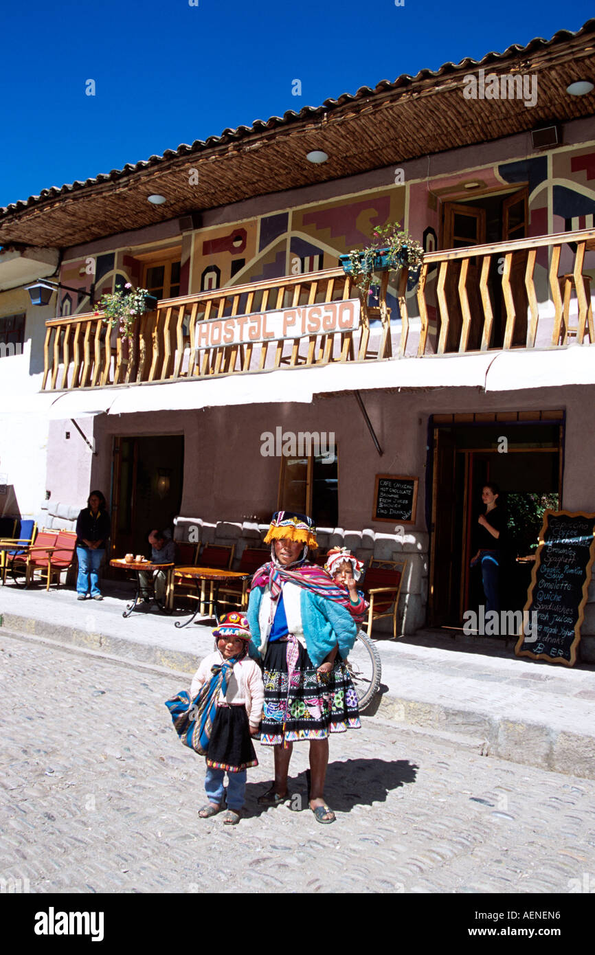 Mutter und Kinder draußen, Hotel und Restaurant, Pisac, in der Nähe von Cusco, Peru Stockfoto