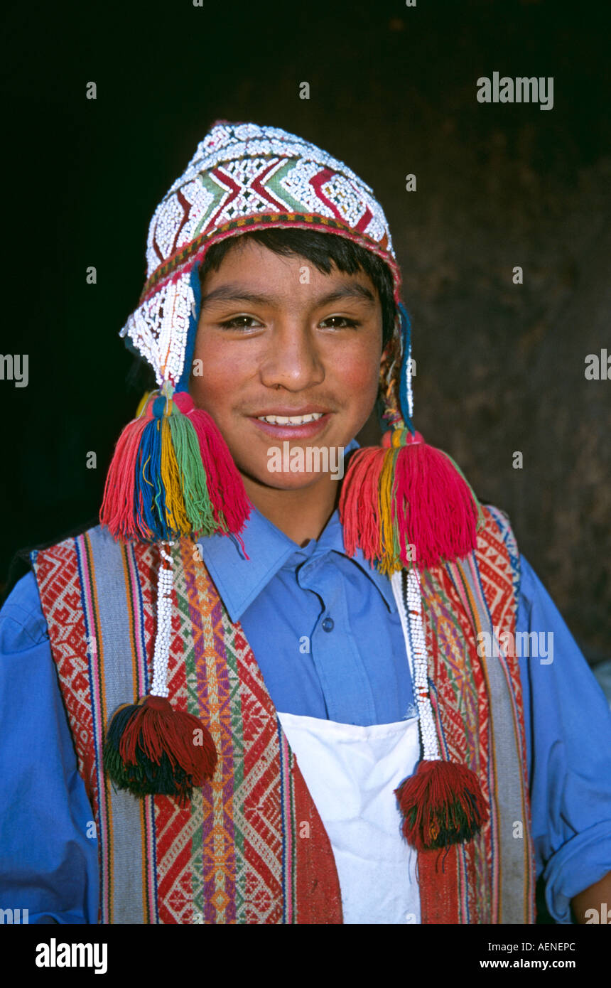 Peruanische Junge mit bunten traditionellen Hut mit Quasten, Pisac, in der Nähe von Cusco, Peru Stockfoto