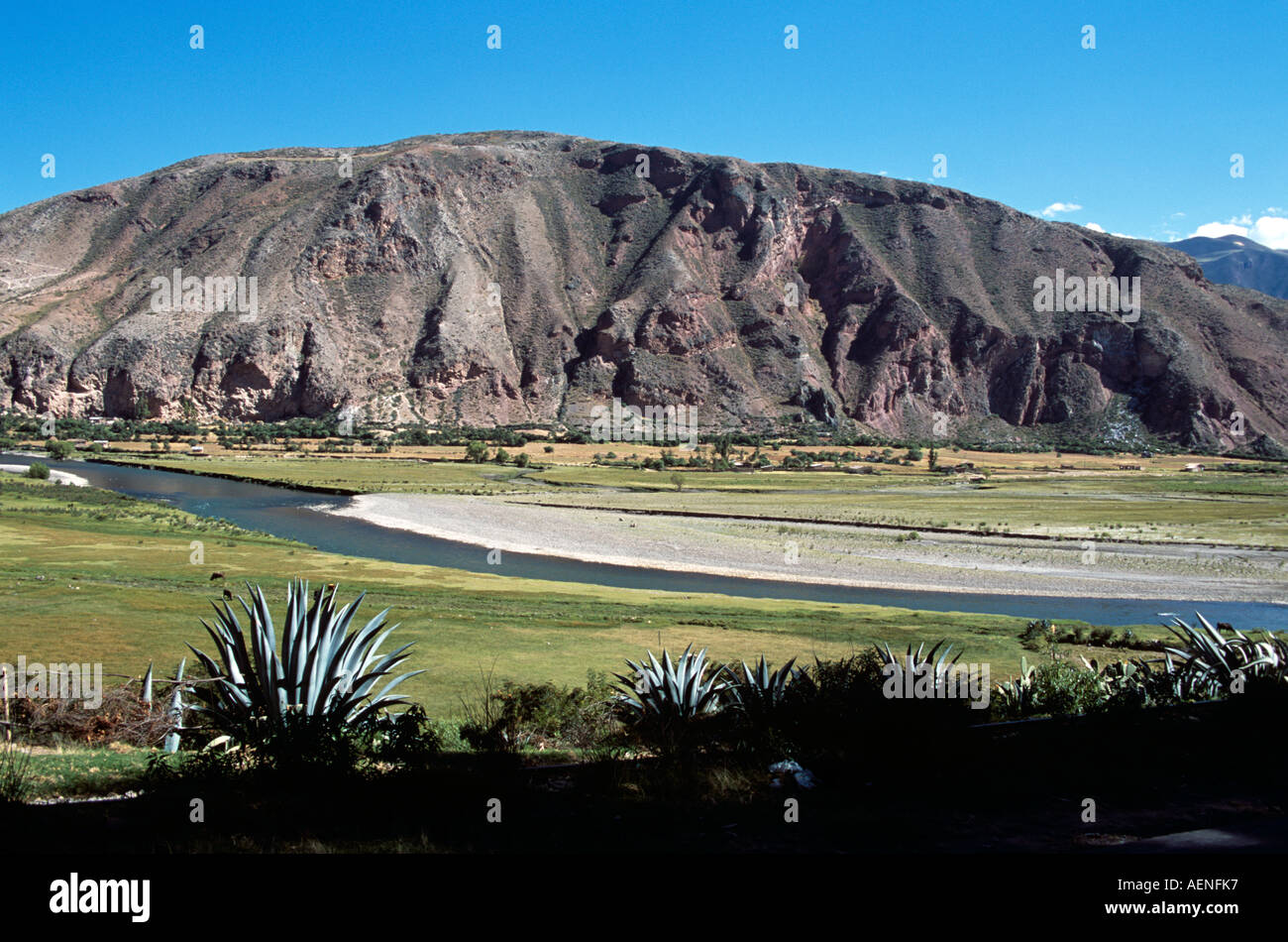 Berg und Fluss in der Nähe von Maras Salzminen, Maras, in der Nähe von Cusco, Peru Stockfoto