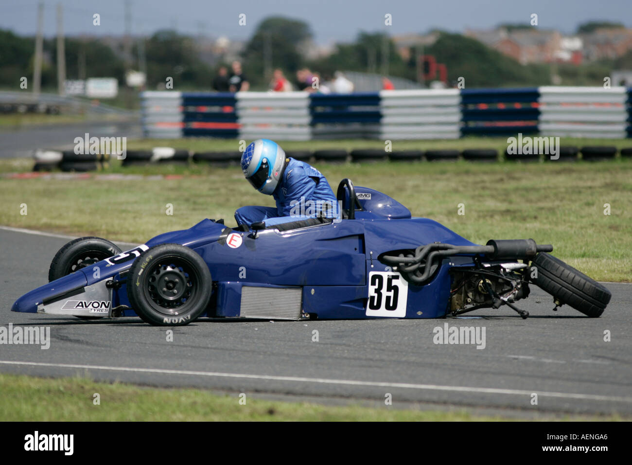 Kris Loane aus Kesh steigt aus seinem abgestürzten blau Van Diemen RF92 Formel Ford FF 1600 bei Kirkistown Schaltung County down Stockfoto