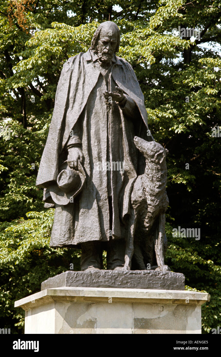 Statue von Tennyson mit seinem Hund steht auf der einen Seite der Kathedrale von Lincoln Stockfoto