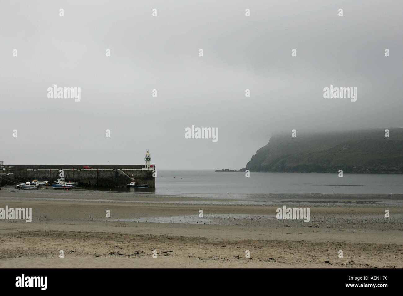 Port Erin Strand und Pier mit Blick auf Bradda Head bei schlechtem Wetter IOM Stockfoto