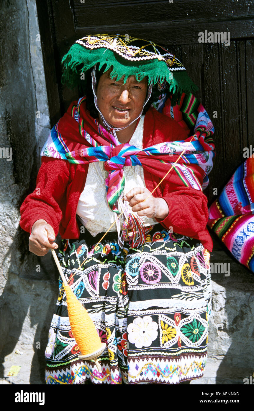 Lady tragen bunte Tracht, Spinnen von Wolle, Cusco, Peru Stockfoto