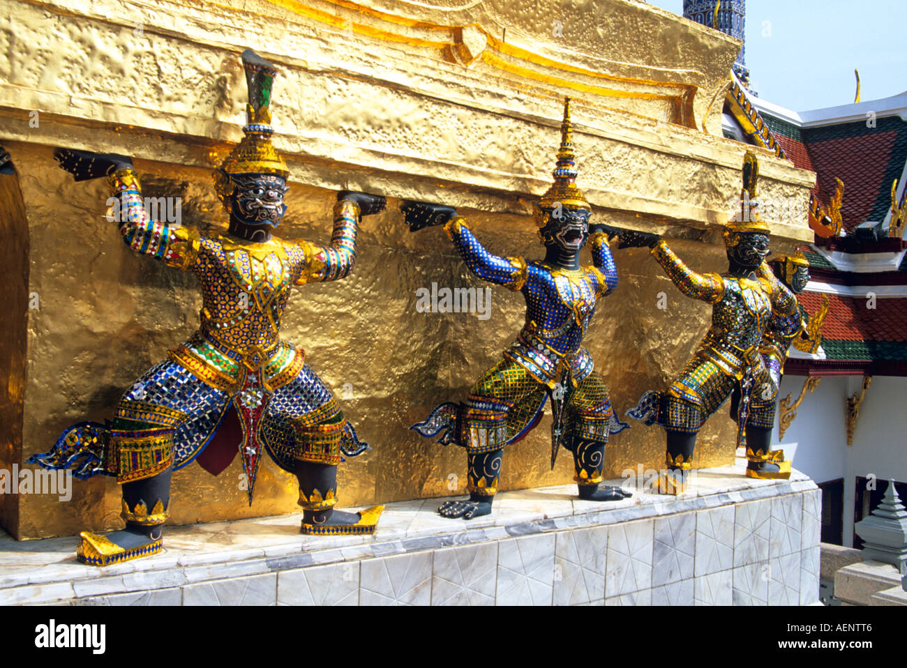 Guardian mythischen Dämonen unterstützt goldene Chedi, Grand Palace, Bangkok, Thailand Stockfoto