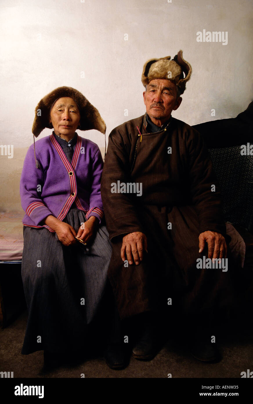 Hulun Buir wiesen innere Mongolei China Farm paar im Schlafzimmer von ihrem Bauernhaus Stockfoto