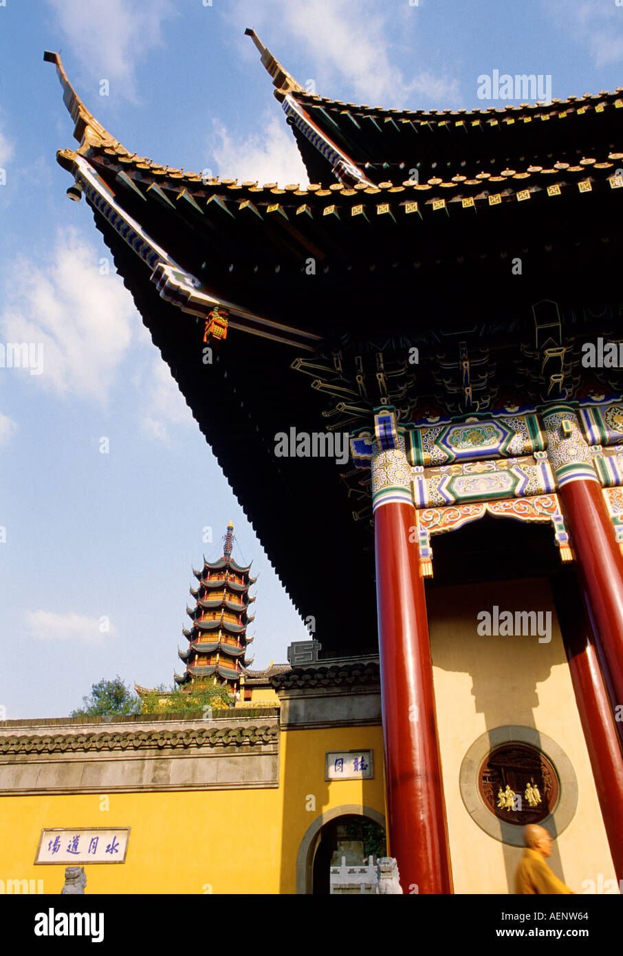 Zhenjiang Jiangsu China Jinshan Gold Hill buddhistischen Tempel mit Güte und Langlebigkeit Pagode im Hintergrund Stockfoto