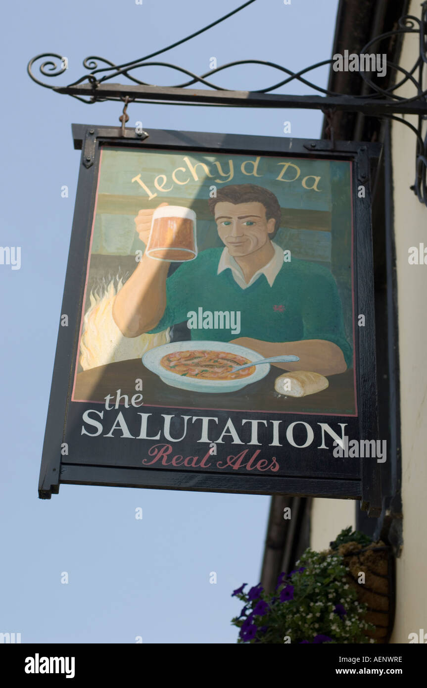 Welsh Pub melden 'The Salutation Inn' "Iechyd Da" gute Gesundheit Llandeilo Carmarthenshire Stockfoto