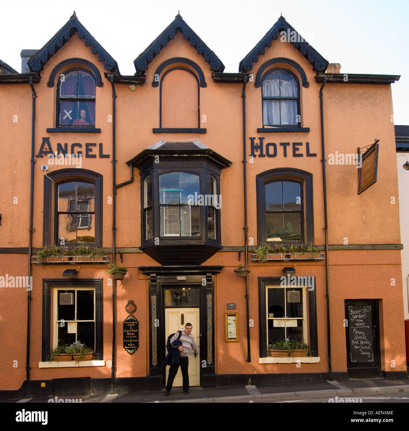 Äußere The Angel Hotel Llandeilo Carmarthenshire West Wales bekannt für seine "gutes günstiges Essen und trinken Stockfoto