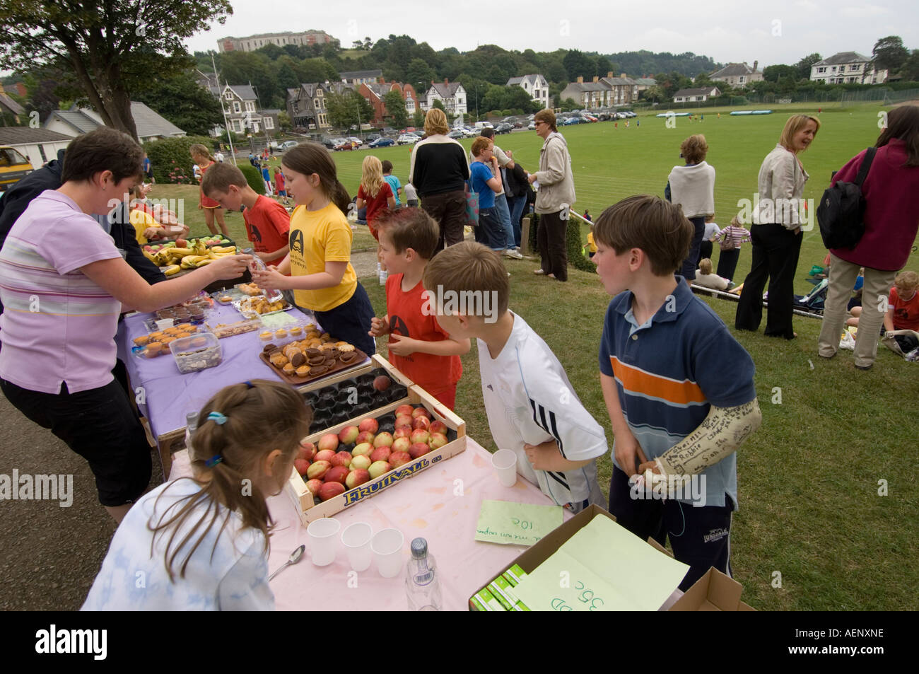 Schule Sporttag Ysgol Gymraeg walisischen Grundschule Pfarrhaus Felder Aberystwyth Ceredigion - Kinder frisches Obst zu kaufen Stockfoto