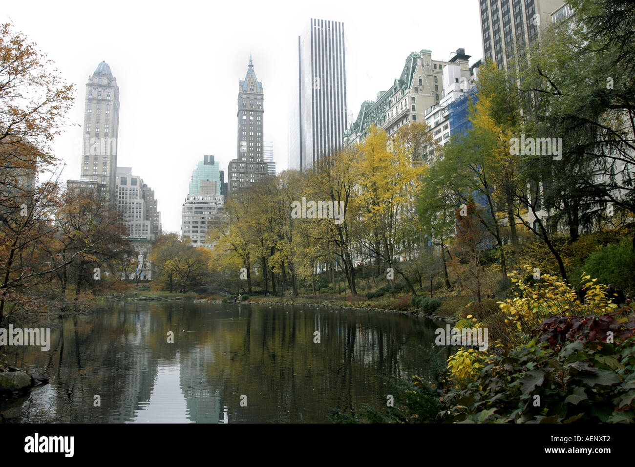 Ein Teich im Central Park mit hohen Himmel-Scrapper Gebäude Manhattan New York Amerika Stockfoto
