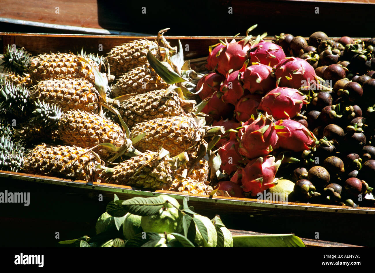 Früchte für den Verkauf auf Boot, schwimmenden Markt von Damnoen Saduak, Provinz Ratchaburi, in der Nähe von Bangkok, Thailand Stockfoto