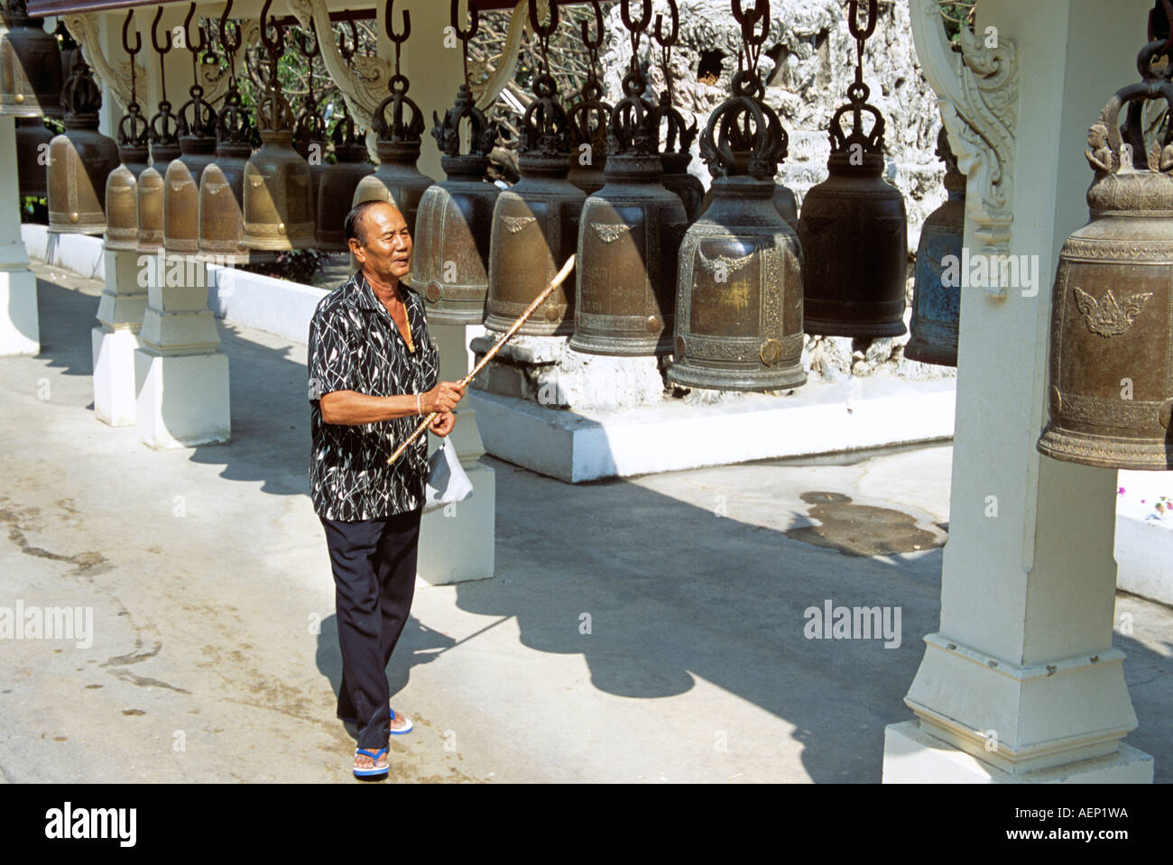 Anbeter Glocken Tempel Wat Phra Phutthabat, (Wat Phra Buddhabat) in der Nähe von Lopburi, Provinz Saraburi, Thailand Stockfoto