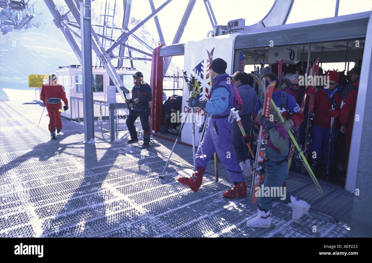 eine Seilbahn voller Skifahrer erreicht den Gipfel la Saulire in Courchevel 1850 in den französischen Alpen Stockfoto