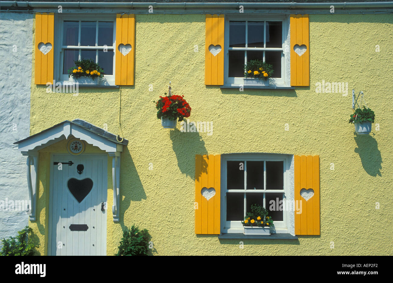 Lebhafte gelbe Wände der Lobbs Hütte St Just in Roseland Cornwall England UK GB EU Europa Stockfoto