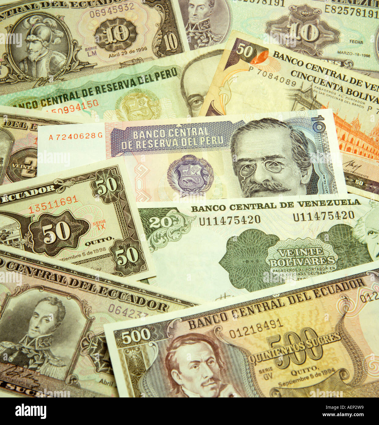 Haufen von Banknoten aus Südamerika reisen Stockfoto