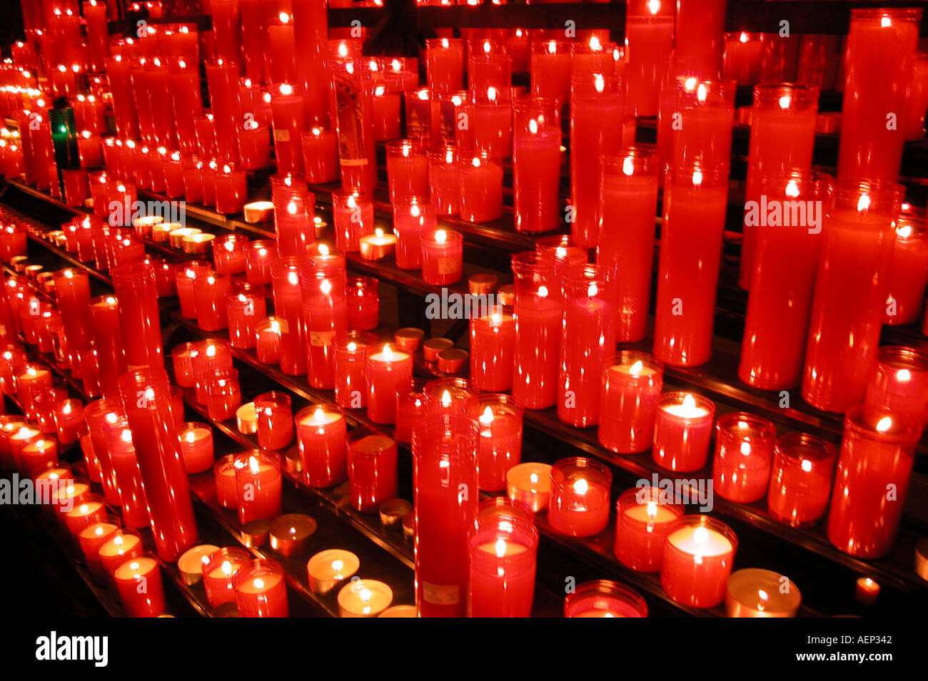 rote Kerzen in einer Kirche Stockfoto