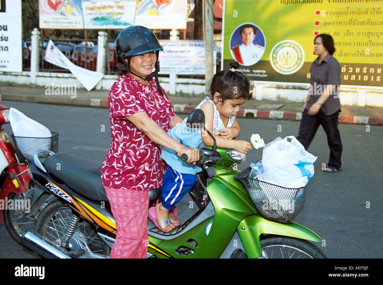 Mutter und Tochter sitzen auf dem Motorrad, Phitsanulok, Thailand Stockfoto