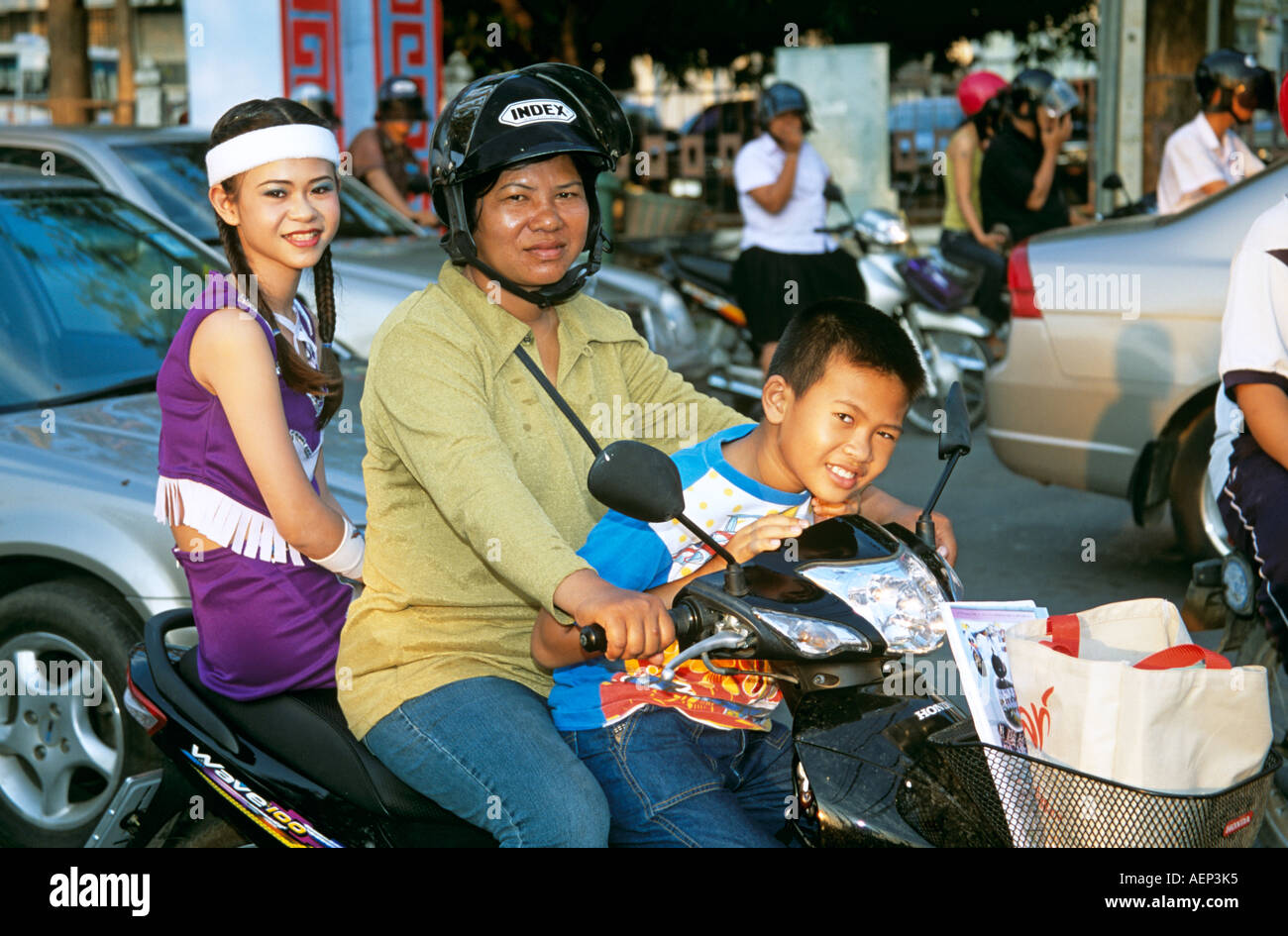 Mutter und Kinder sitzen auf dem Motorrad, Phitsanulok, Thailand Stockfoto