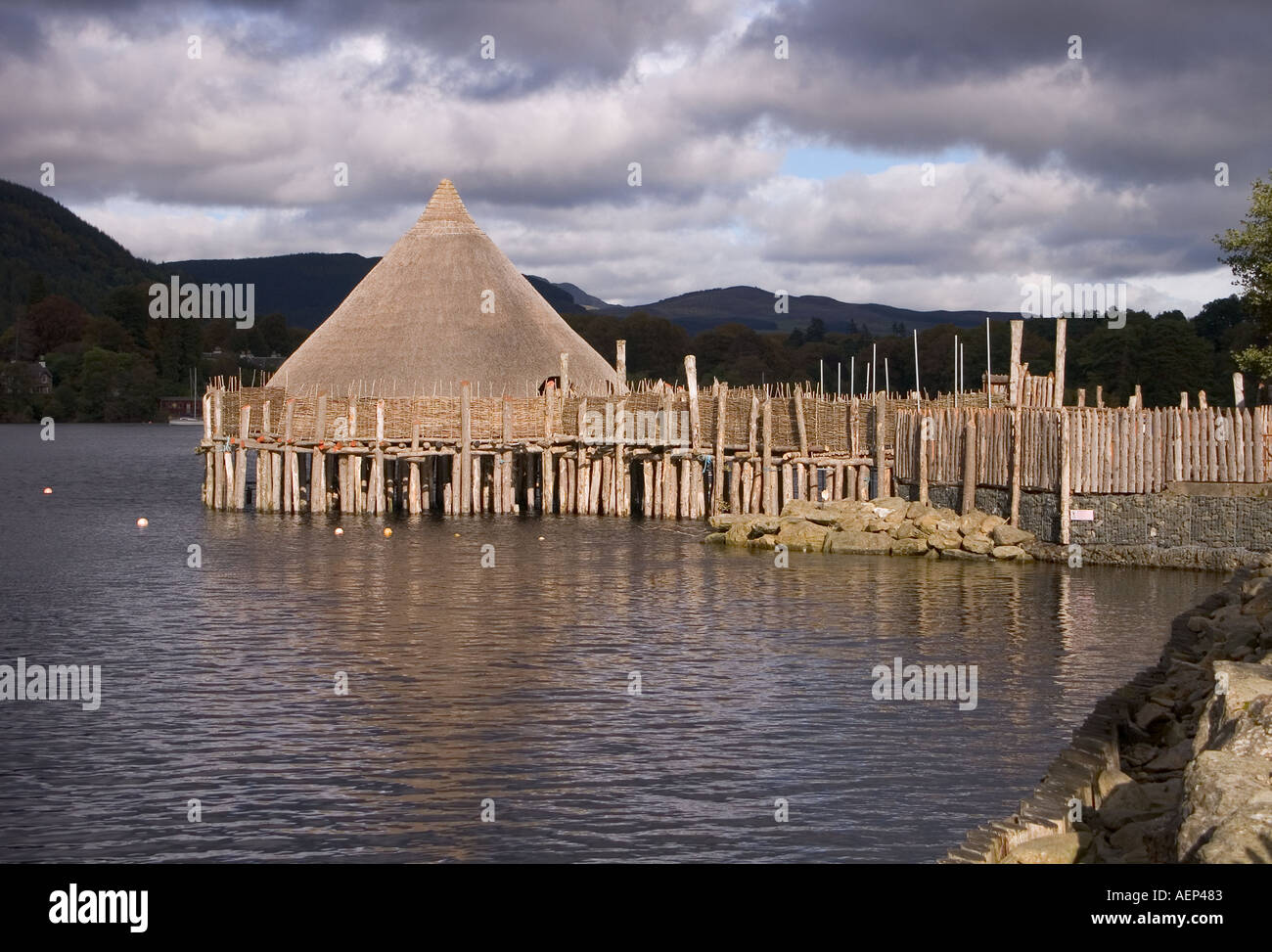 dh Scottish Crannog Centre LOCH TAY PERTHSHIRE Antike Rekonstruktion eines historischen Wohnhauses an historischen Stätten in Kenmore, Schottland Stockfoto
