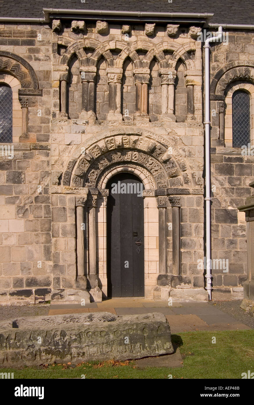 dh St Cuthberts Kirk DALMENY LOTHIAN Scottish South Tür mit Geschnitzter Bogeneingang zur romanischen normannischen Kirche Tor schottland Stockfoto