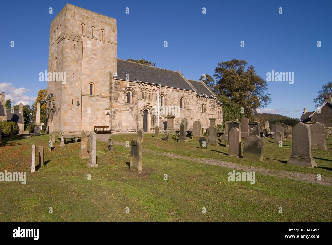 dh St Cuthberts Kirk DALMENY LOTHIAN schottische romanische normannische Kirche Friedhof Grabsteine Friedhofskirchen schottland Stockfoto