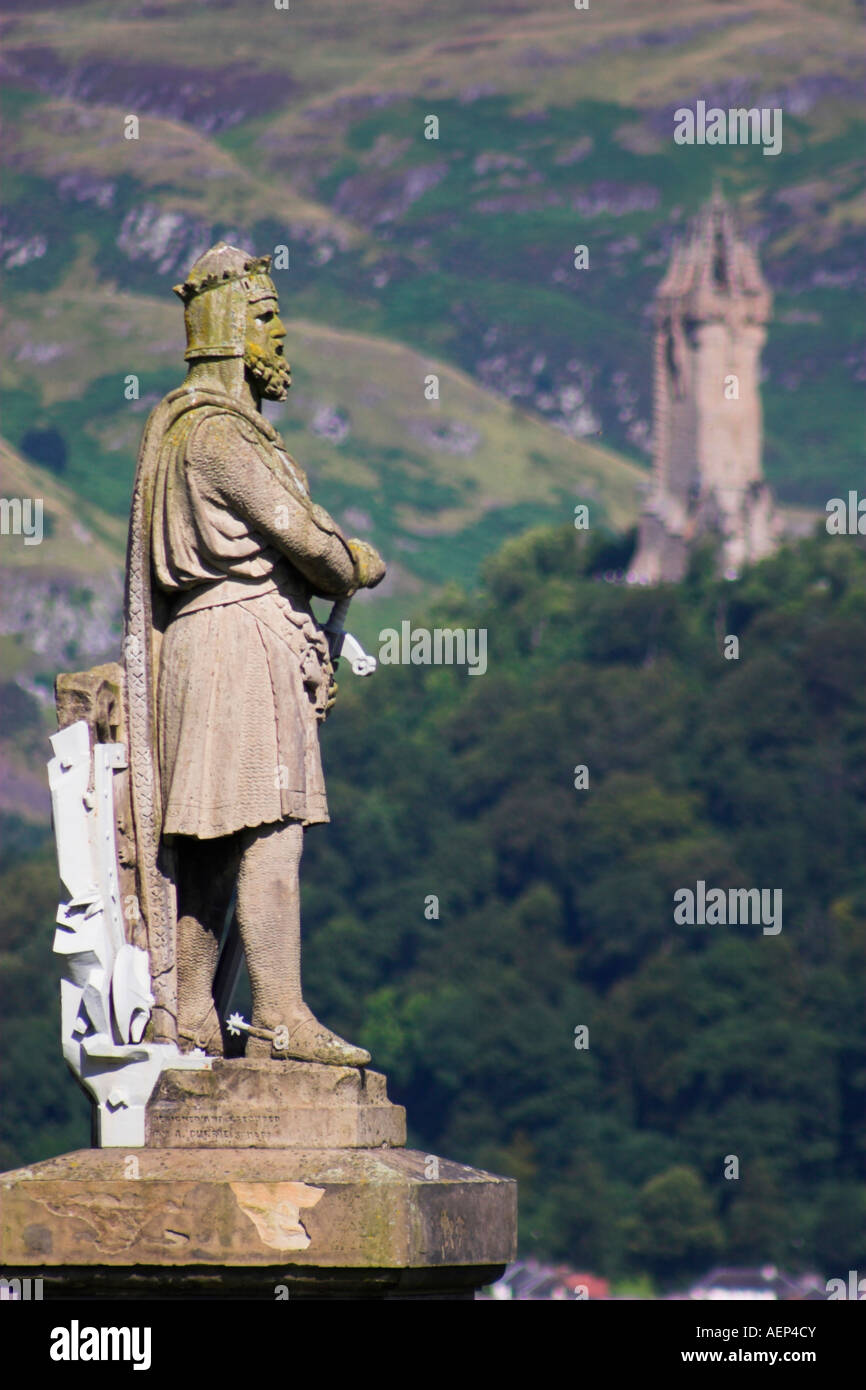 Robert der Bruce-Denkmal am Stirling Castle mit Wallace Monument in Ferne Stockfoto