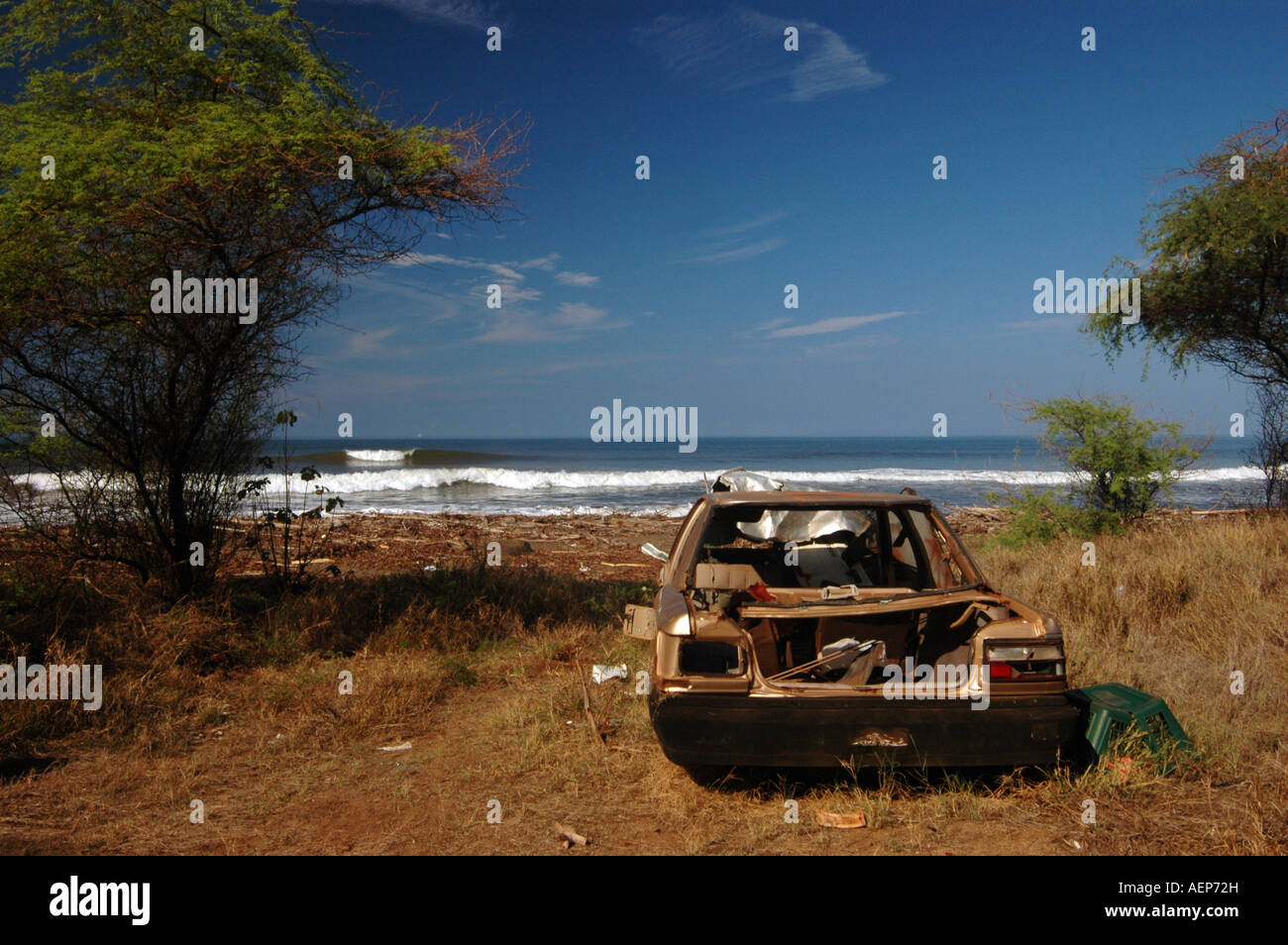 Verlassen verrosteten Auto an einem Strand von Kauai, Hawaii, USA. Stockfoto