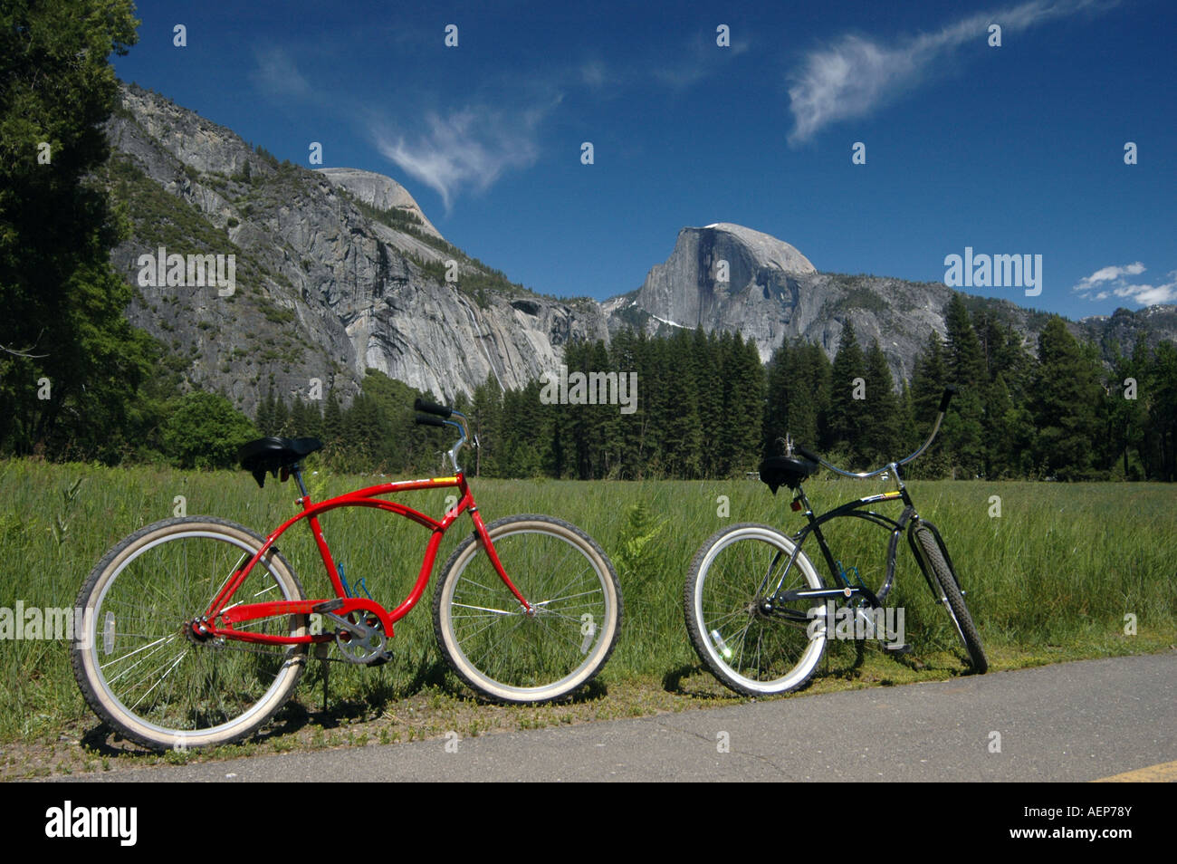Zwei Fahrräder im Vordergrund, Half Dome im Yosemite Valley, Kalifornien, USA Hintergrund. Stockfoto