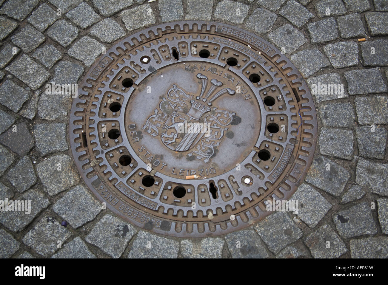 Das Wappen auf einen Kanaldeckel Leipzig Sachsen Deutschland Stockfoto