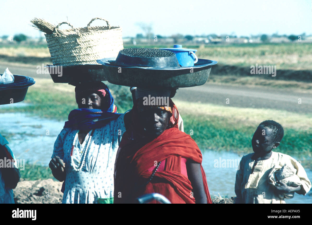 Sudan-Frauen tragen Körbe auf dem Kopf Stockfoto