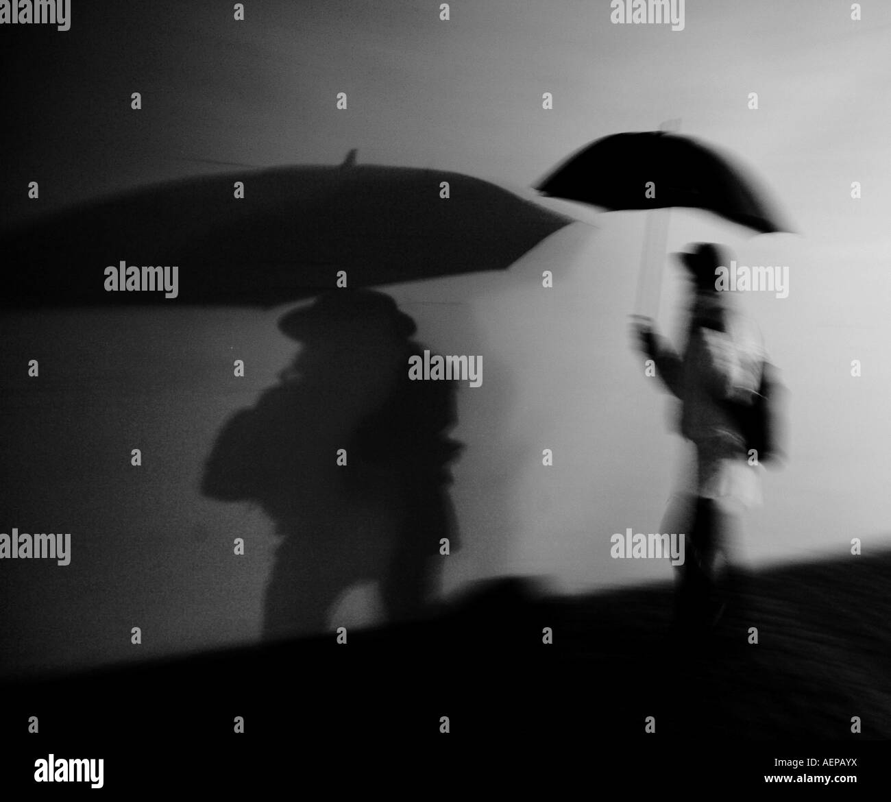 Frau Erzeugt Mit Regenschirm Einen Bedrohlichen Schatten in der Innenstadt von Prag 24 03 2007 Stockfoto