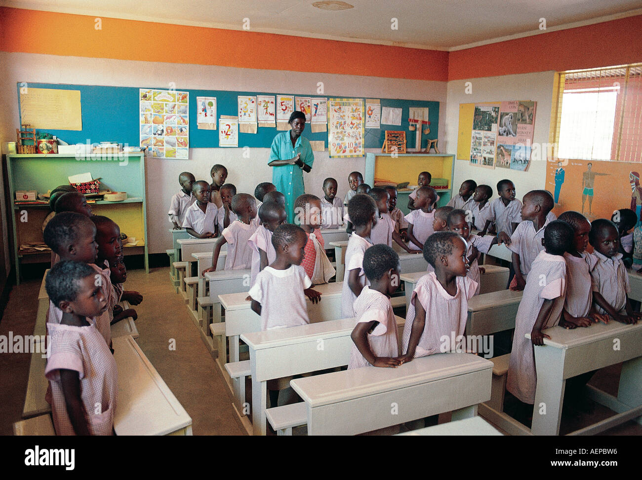 Junge Samburu Kinder mit ihrem Lehrer im Klassenzimmer in einer katholischen Mission Archer s Post Kenia in Ostafrika Stockfoto