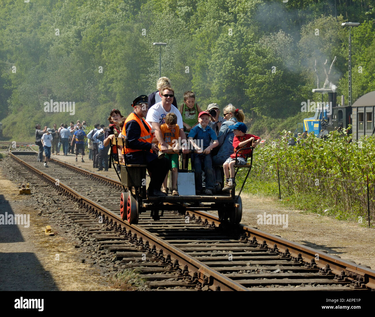 Kinder und Erwachsene einen Eisenbahn-Trolley im Eisenbahnmuseum Bochum, Deutschland in Betrieb. Stockfoto