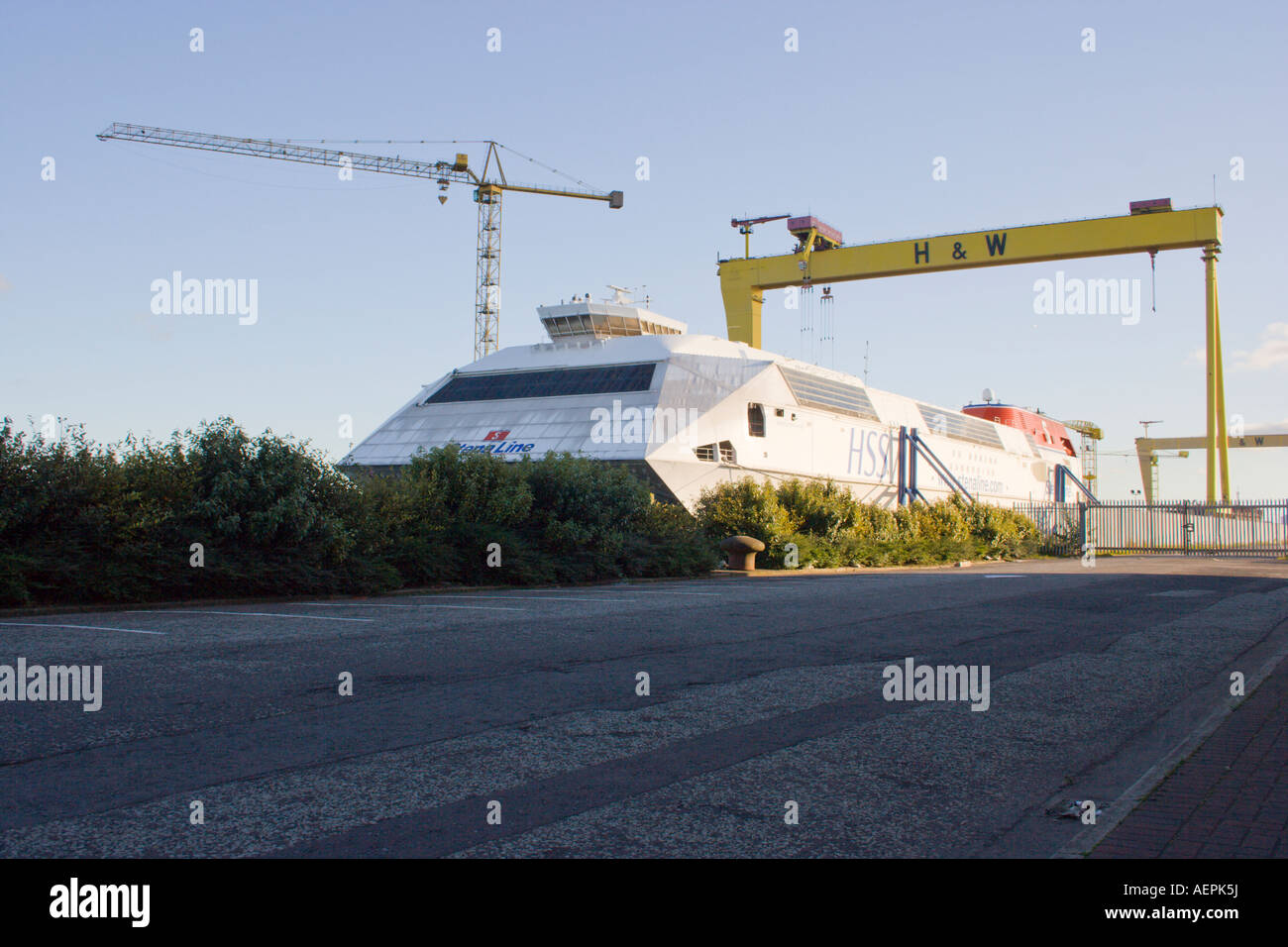 Stena Entdeckung sitzt unter einem Kran an Harland und Wolff Werft Belfast Stockfoto
