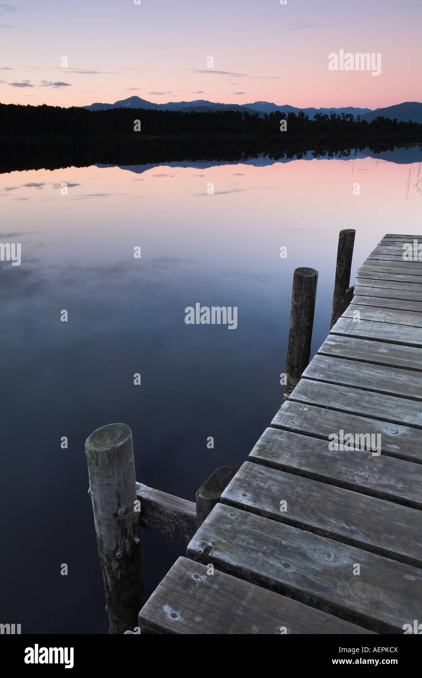 Am frühen Morgen auf einem Steg am See Mahinapua Stockfoto