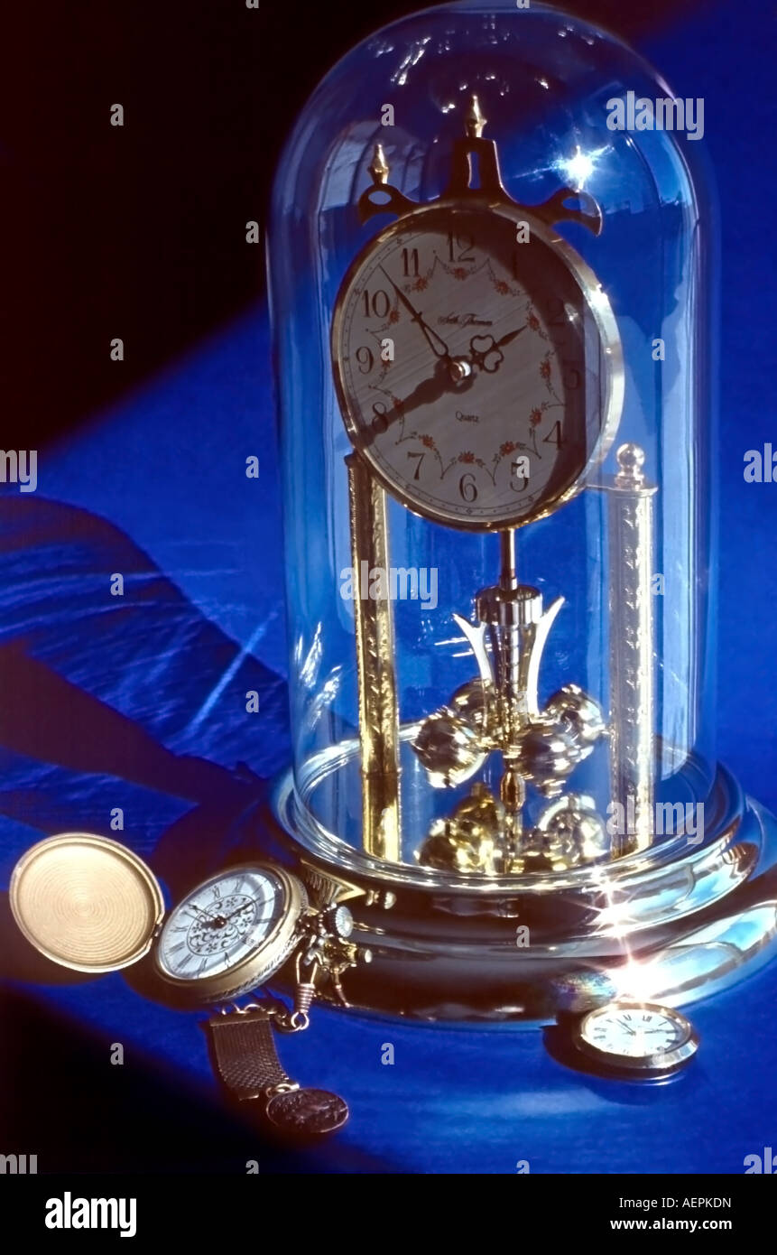 Ein dramatisch ausgeleuchteten Stillleben von Uhren auf einem blauen Hintergrund. Stockfoto