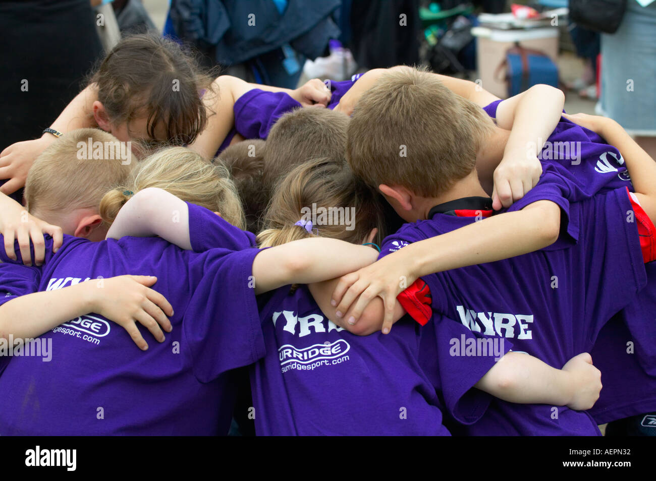 Kinder in ein Wirrwarr, Vorbereitung für eine Sportveranstaltung mit ihrem Trainer Stockfoto