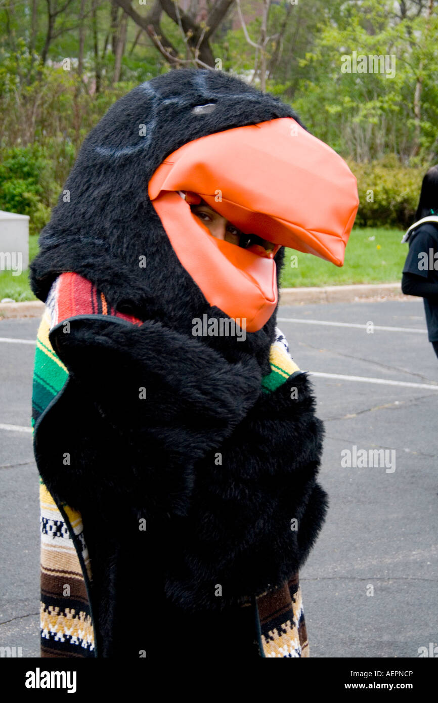 Black parrot wie Vogel mit orangefarbenen Schnabel Kostüm tragen mexikanischen Sarape. Cinco De Mayo Fiesta. "St. Paul" Minnesota USA Stockfoto