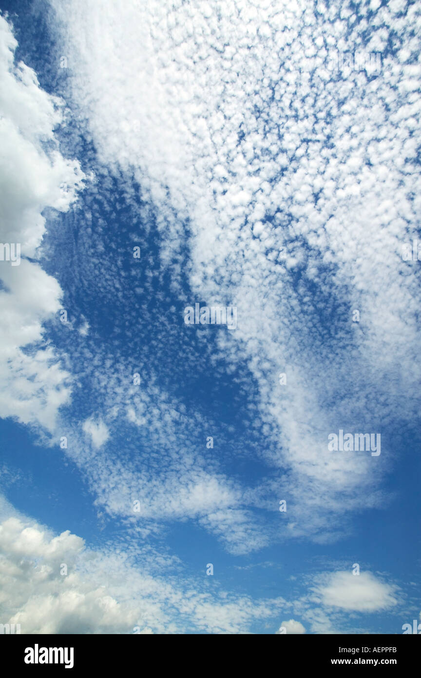 Altocumulus-Wolken über Stratford on Avon Warwickshire UK August 2005 Stockfoto