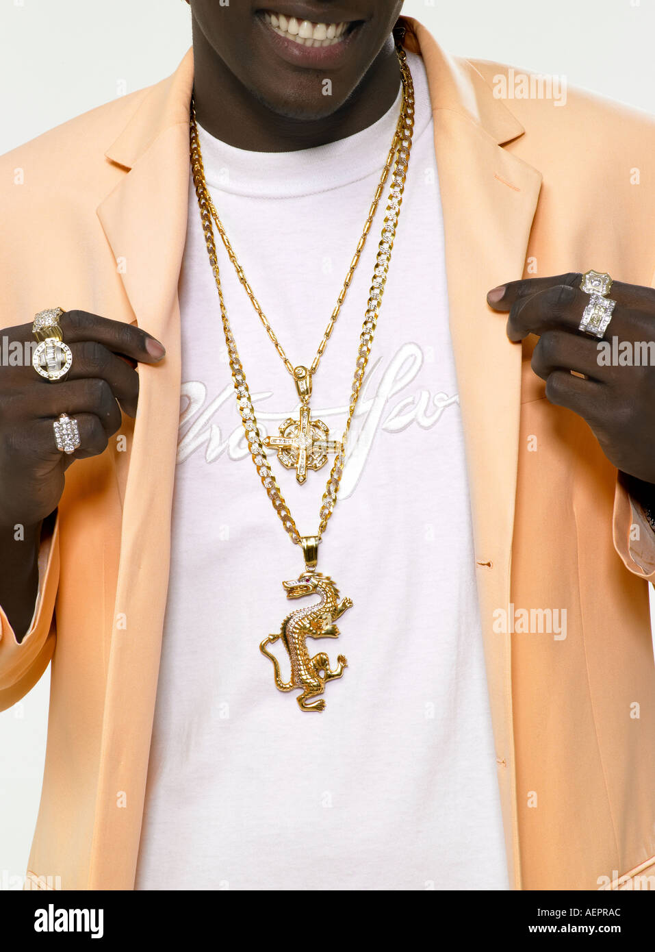 Bling-Rap-Künstler Brust mit Schmuck Stockfoto