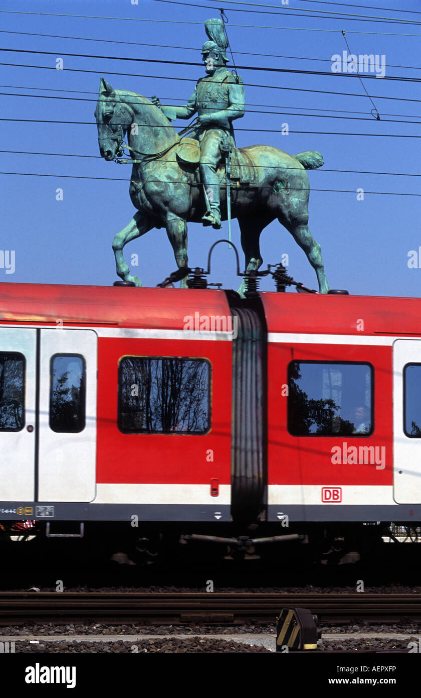 Deutsche Bahn S-Bahn lokalen Personenverkehr Ankunft in Köln, Nordrhein-Westfalen, Deutschland. Stockfoto