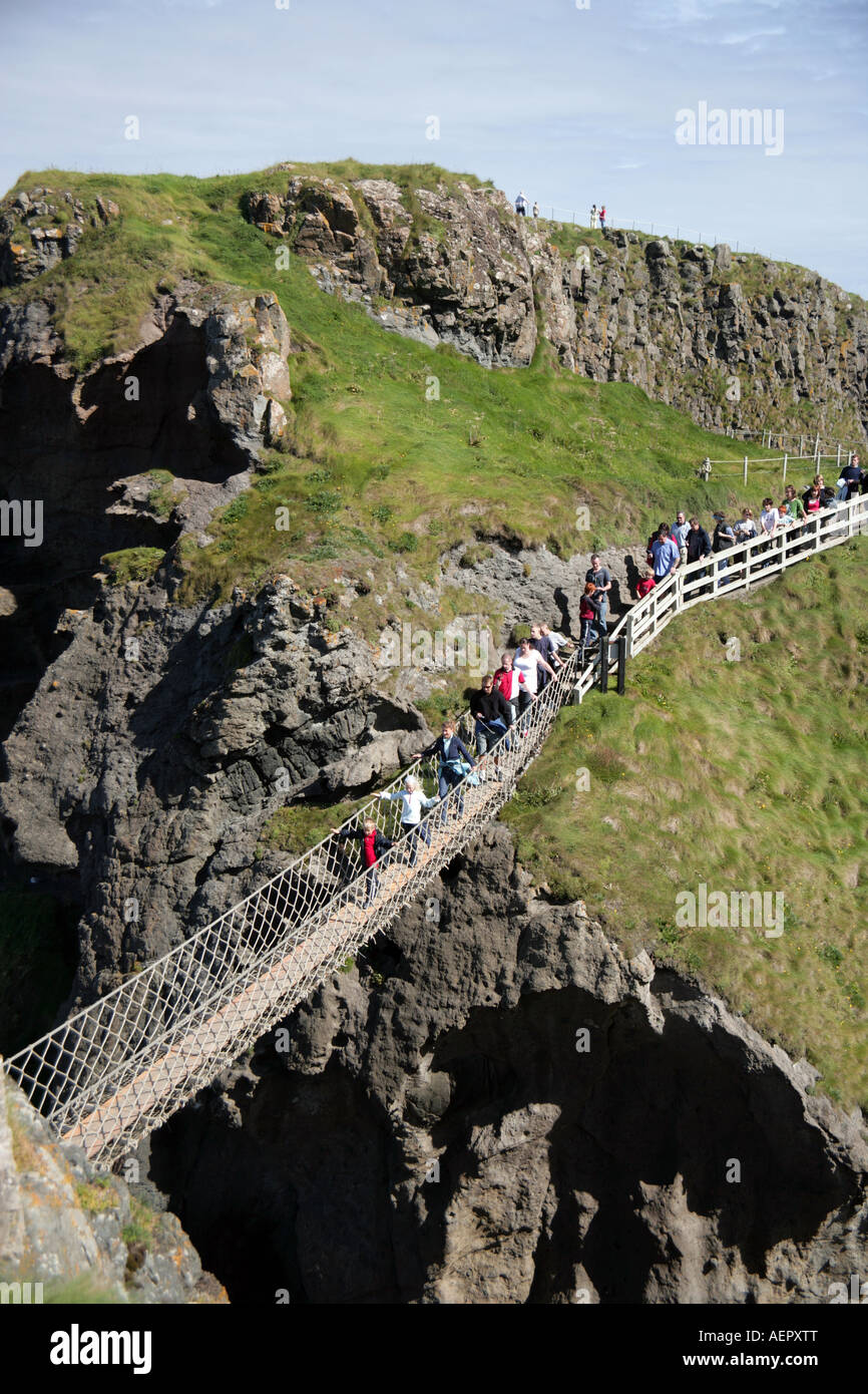 Warteschlange für Carrick ein Rede Rope Bridge County Antrim Stockfoto