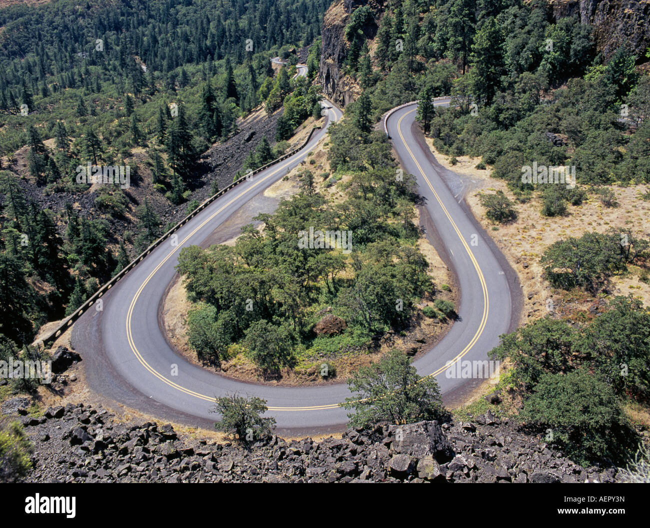 Ein Blick auf eine Haarnadelkurve auf dem Historic Columbia River Highway in der Nähe von Hood River, Oregon. Stockfoto