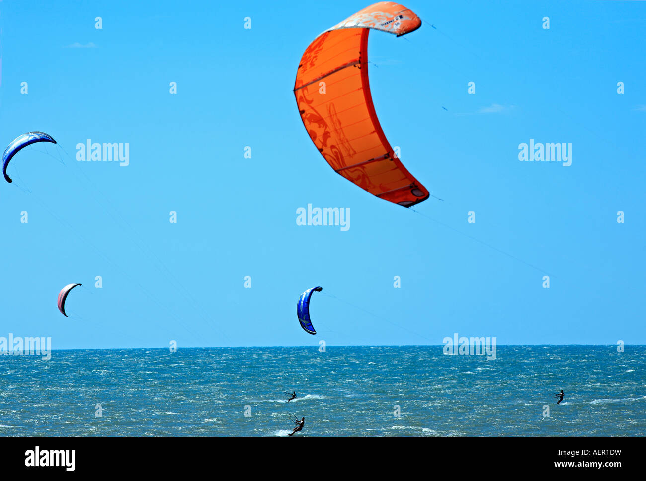 Kitesurfen am Strand von Cumbuco in der Nähe von Fortaleza in Brasilien Stockfoto